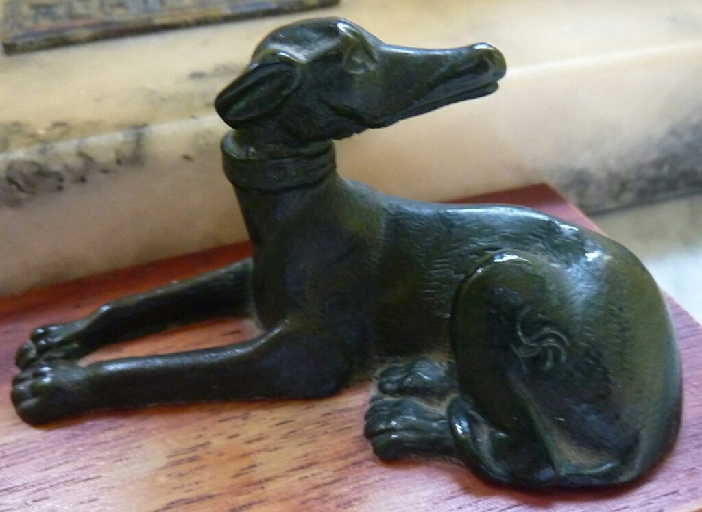Бронзовая вотивная статуэтка собаки из Лидни