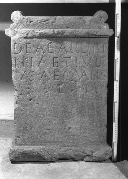 Вотивный камень на дороге из Дюрена (Германия) в Монжуа (Франция), содержащий надпись с именем Ардуинны (CIL XIII, 7848):